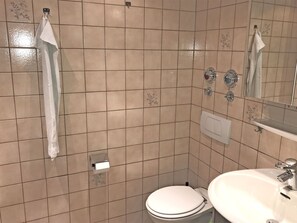 Apartemen | Kamar mandi | Kombinasi shower/bathtub, pengering rambut,  dan handuk