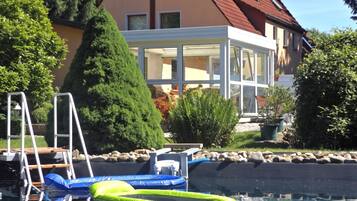 Una piscina techada, una piscina al aire libre