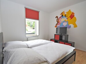 3 Schlafzimmer, Babybetten, individuell eingerichtet, Bettwäsche