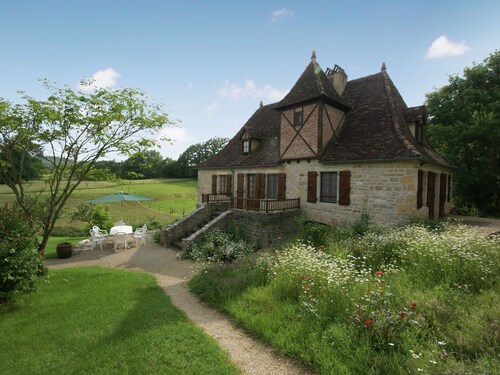 Cozy Holiday Home With Garden in Padirac France