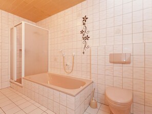 Căn hộ | Phòng tắm | Buồng tắm vòi sen, khăn tắm 