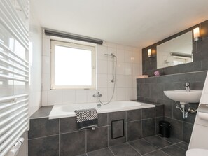 House | Bathroom | Combined shower/tub - Detached Holiday Home in the Weserbergland With Terrace and Balcony (Emmerthal)
