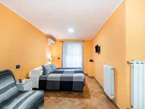 Villa | 3 bedrooms, individually furnished, bed sheets - Villa in Monterotondo With Pool & Tiber Views (Monterotondo)