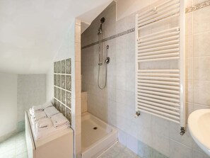 Villa | Bathroom - Villa in Monterotondo With Pool & Tiber Views (Monterotondo)