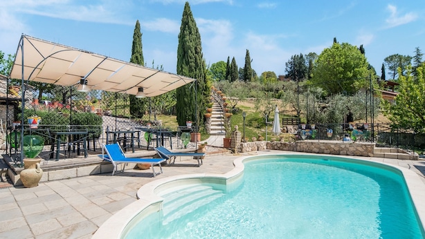 A swimming pool with lounge chairs and a covered seating area. - Villa in Monterotondo With Pool & Tiber Views (Monterotondo)