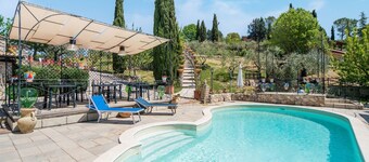 몬테로톤도의 수영장 및 티베르 강 전망이 있는 빌라