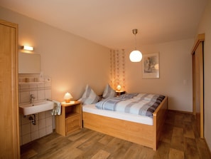 House | 2 bedrooms, individually furnished, free WiFi, bed sheets