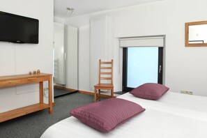 3 habitaciones, muebles diferentes y tabla de planchar con plancha 