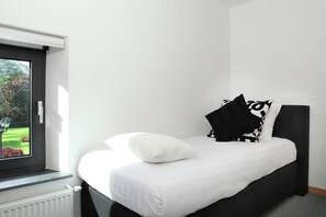 House | 3 bedrooms, individually furnished, iron/ironing board, bed sheets - Holiday Home in Epen With Garden & BBQ (Epen)
