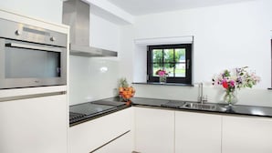 House | Private kitchen | Coffee/tea maker, microwave, highchair - Holiday Home in Epen With Garden & BBQ (Epen)