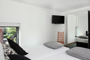 3 bedrooms, individually furnished, iron/ironing board, bed sheets - Holiday Home in Epen With Garden & BBQ (Epen)