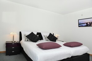 3 habitaciones, muebles diferentes y tabla de planchar con plancha 