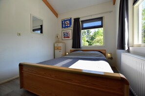 House | 2 bedrooms, individually furnished, bed sheets - Detached Holiday House With Wifi and a Large Garden; Hike and Bike the Veluwe (Eerbeek)