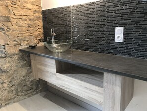 Kombinert dusj/badekar, hårføner, håndklær og såpe