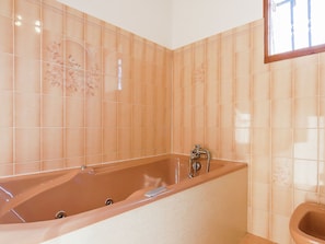 Villa | Bathroom | Shower - Romantic Villa in Port Sainte foy et Ponchapt With Whirlpool (Port-Sainte-Foy-et-Ponchapt)