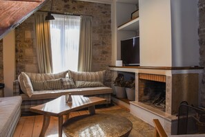 Villa - 2 soveværelser | Opholdsområde | Fladskærms-tv, pejs