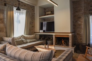Flat-screen TV, fireplace - Secluded Mountain Refuge - Theonimfi Paradise Gem (Gortynia)