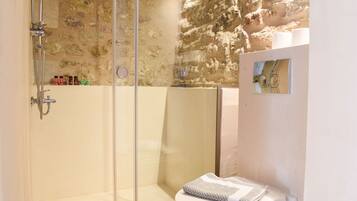 Villa, 2 Bedrooms | Bathroom | Shower, hair dryer, towels, shampoo