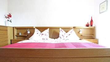 Apartment | 3 bedrooms, individually furnished, iron/ironing board, bed sheets
