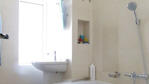 City Apartment | Bathroom | Combined shower/bathtub, towels - Apartment Islands Brygge 1150-1 (Copenhagen)