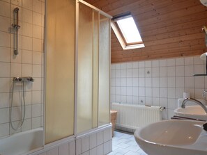 Apartment | Bathroom - Farmstay Comfort in Juchen (Juechen)