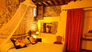 House | 1 bedroom, individually furnished, bed sheets - Farmhouse in Vinci With Pool & Vineyards (Vinci)