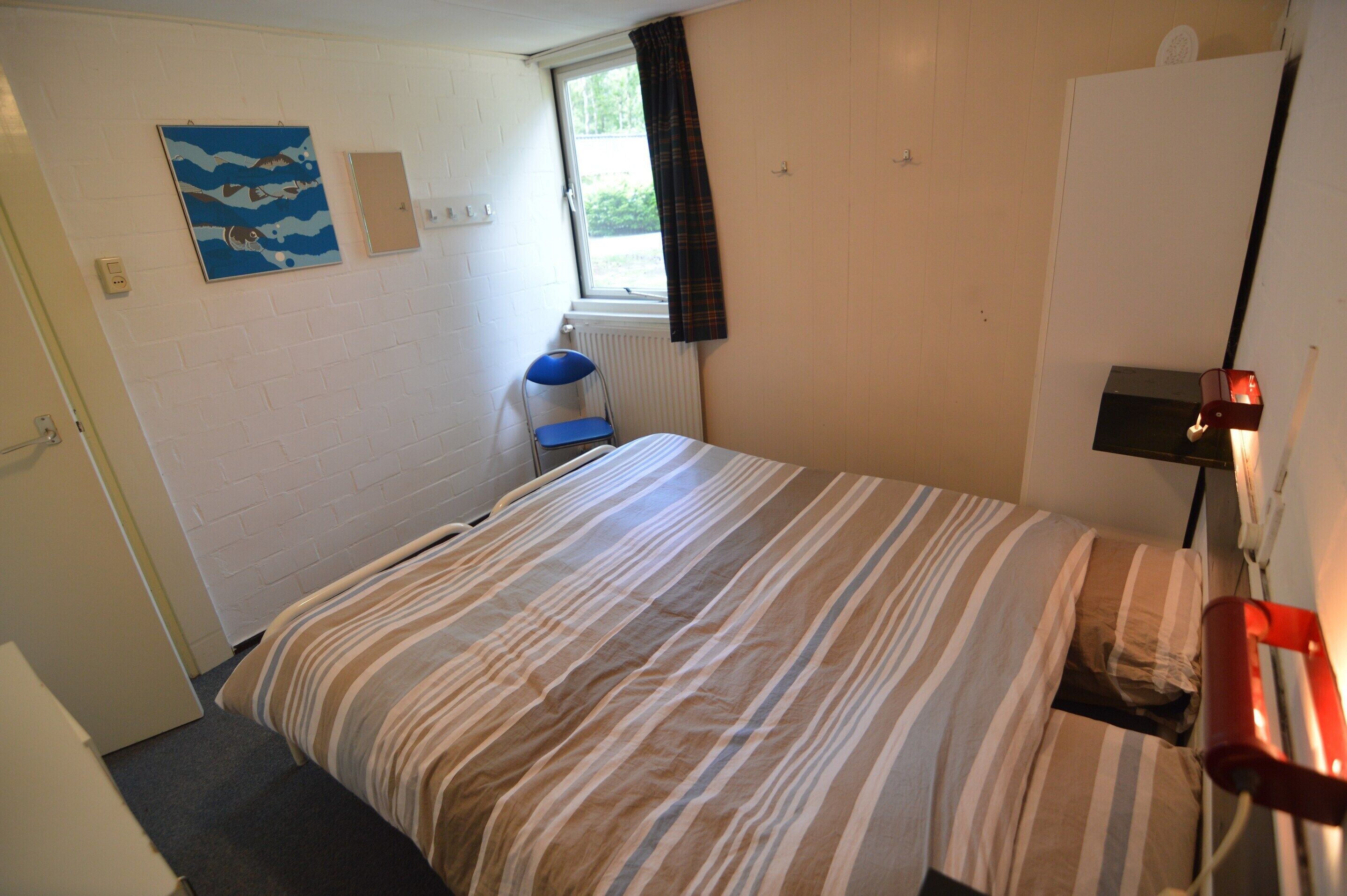 2 عدّة غرف نوم وطراز فريد لكل وحدة وملاءات أسرّة