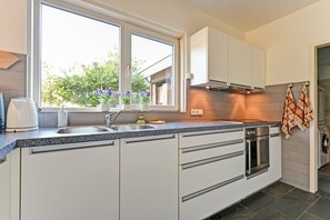 House | Private kitchen | Dishwasher, highchair - Holiday Home Montferland Near Huis Bergh Castle (Beek)