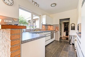 House | Private kitchen | Dishwasher, highchair - Holiday Home Montferland Near Huis Bergh Castle (Beek)