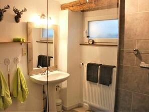 Bathroom - Tastefully Furnished Holiday Residence Located in the Heart of the Ardennes (Houffalize)
