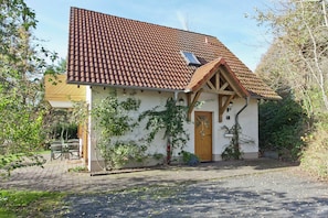 Exterior - Holiday Home in the Knullgebirge With Balcony (Neuenstein)
