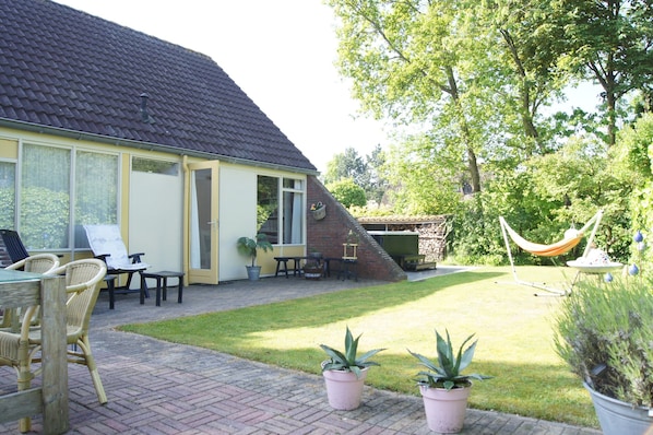 House | Garden - Cozy Holiday Home with Hot Tub in Lauwersoog by Lake (Lauwersoog)