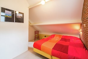 House | 3 bedrooms, individually furnished - Cozy Holiday Home with Hot Tub in Lauwersoog by Lake (Lauwersoog)