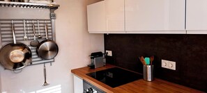 Maison | Cuisine privée | Four à micro-ondes, chaise haute