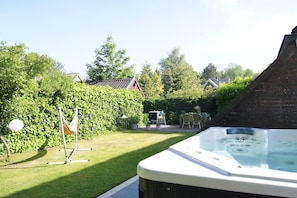 House | Exterior - Cozy Holiday Home with Hot Tub in Lauwersoog by Lake (Lauwersoog)