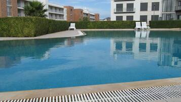 Una piscina al aire libre