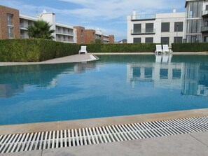 Una piscina al aire libre