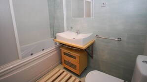 Apartamento | Banheiro | Chuveiro, toalhas de banho