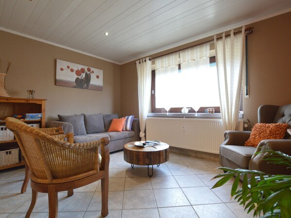 Cottage | Living area - Lovely Cottage in Waimes near Lake (Waimes)