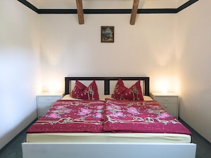2 Schlafzimmer, Babybetten, individuell eingerichtet, Bettwäsche
