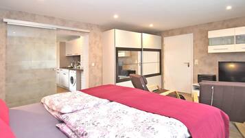 Apartment | 1 bedroom, individually furnished, iron/ironing board, bed sheets