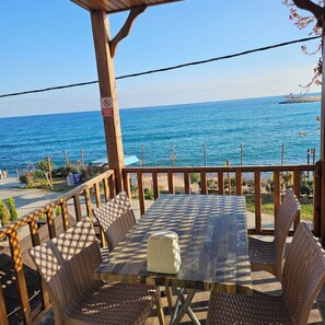 标准三人房 | 办公桌、免费 WiFi、床单