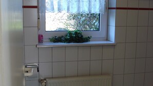 Apartemen | Kamar mandi | Shower, pengering rambut,  dan handuk