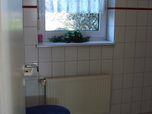 Apartment | Bathroom | Shower, hair dryer, towels - Sunny Apartment in Kühlungsborn near Sea Beach (Kuehlungsborn)