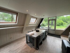 House | Bathroom | Towels - Bungalow in Limburg Near Nature Reserves (Stramproy)