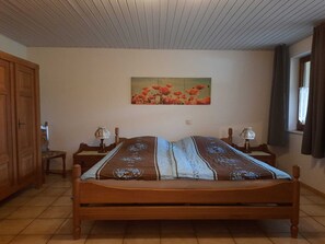 1 bedroom, individually furnished, iron/ironing board, bed sheets - Holiday Home Niederehe Romantic Escape (Üxheim)