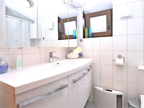 House | Bathroom | Shower, towels - Small Holiday Home near Kassel with Large Terrace in Quiet Location (Ahnatal)