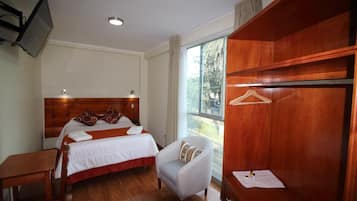 Cortinas blackout, insonorización y tabla de planchar con plancha