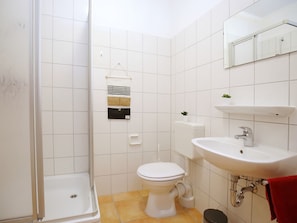 Shower, hair dryer - Cozy Apartment in Beckerwitz With Garden (Hohenkirchen)