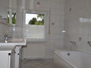 House | Bathroom | Combined shower/tub, towels